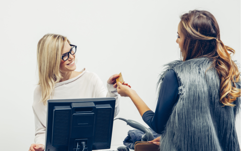 Shopper paying a merchant with her Mastercard